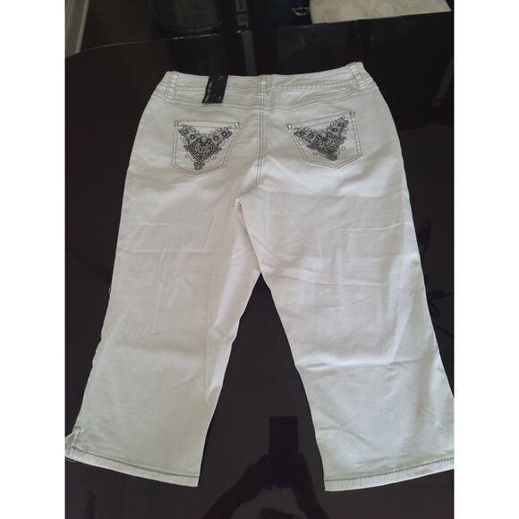 Lane Bryant Totally Cropped Jeans PLUS Size 16 White Embroidered Pockets NWT - Picture 9 of 14